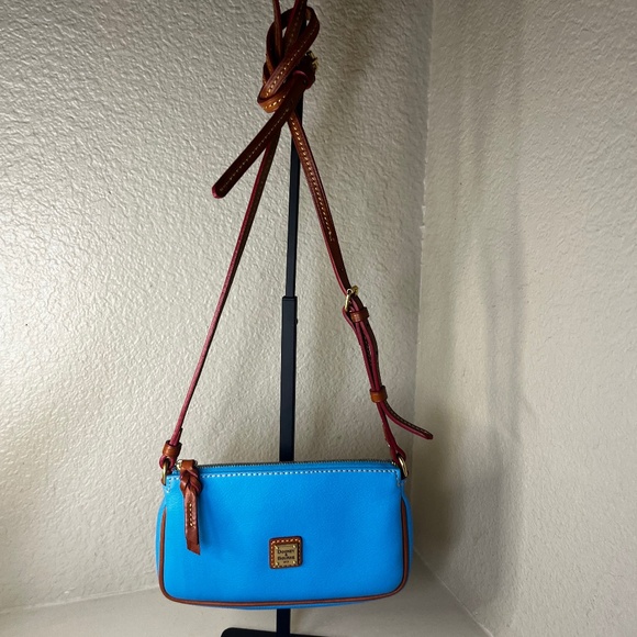 Dooney & Bourke Handbags - Dooney & Bourke Saffiano Lexi Crossbody Purse - COA included